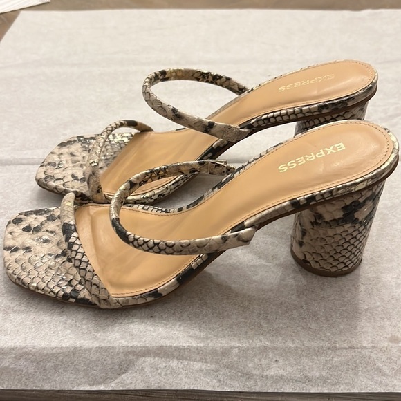 Express double band snake pattern block heel sandals - Picture 5 of 9